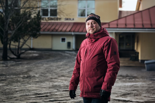 Helsingbybon Patrik Pada berättar att många inte vet hur stort skolområdet i Helsingby är. Han hoppas att Korsholm ska börja locka fler till området, och även satsa på finskspråkiga nya invånare.