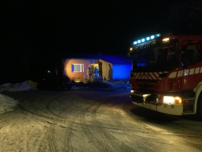 En ljusstake började brinna i en lägenhet i Jakobstad natten till onsdag.