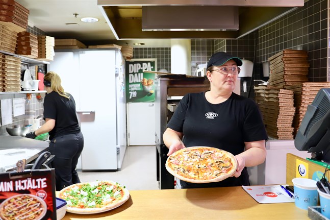 Anne Ampiala och Ida Tallgren bakar pizza i Kotipizza i Rewell center.