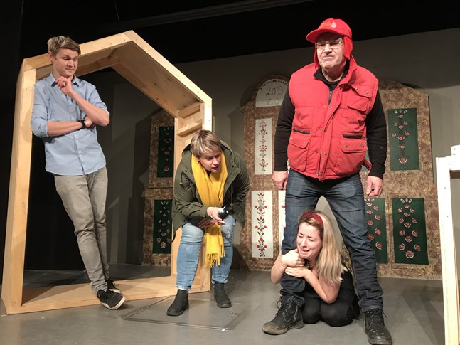 Det blir konfrontationer vid världsarvporten i årets Replot ur:s revy. Jimmy Ljung, Mikaela Forsman-Sten, Erica Österåker och Stefan Erlands.