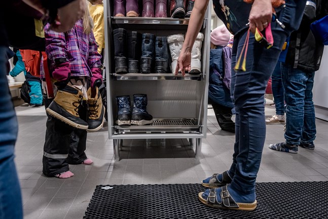 Både personal och elever i Karlebyskolorna anser att det är svårt att hålla avstånd för att minska risken att smittas av coronaviruset. Men de känner sig ändå trygga i skolan.