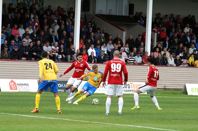 Det blir flera derbymatcher i trean igen säsongen 2020 då Korsnäs FF tackade ja till en ledig plats i serien. Här ett foto ett derby mellan Kraft och Korsnäs FF i somras.