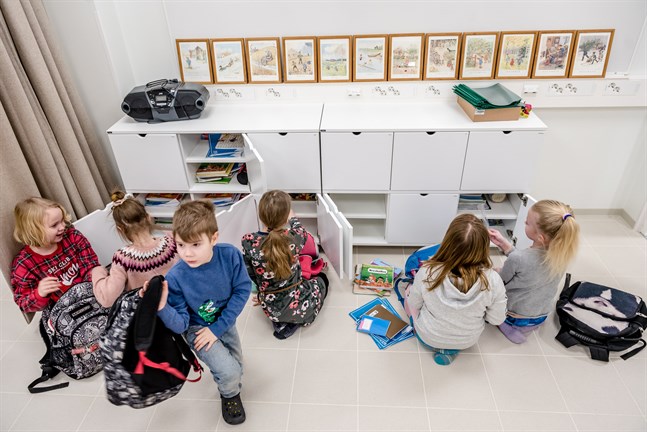 Dagens religionsundervisning är inte konfessionell, än mindre handlar det om religionsutövning. Det konfessionella togs bort redan år 1985, skriver Sixten Ekstrand. -- Barnen på bilden tjänar som allmän illustration och har inget med sakdebatten att göra.