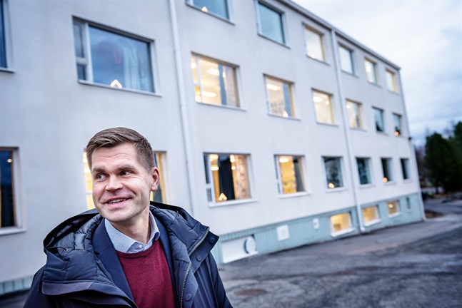 Ronnie Djupsund som är chef för svenska undervisningstjänster i Karleby säger att det pågår en utredning om KSG kan avvika från den linje som gäller för övriga gymnasier i Karleby.