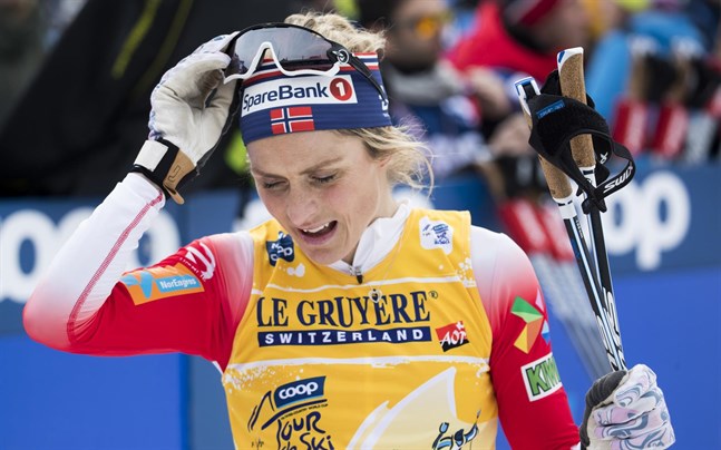 Therese Johaug knäckte i misstag Ingvild Flugstad Östbergs stav i masstarten i Tour de Ski.