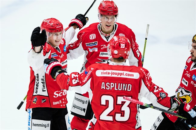 Valtteri Viljanen (till vänster) var Sports bästa back den här säsongen.