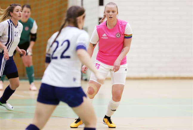 Ett av FC Brändöpojkarnas tre lag spelar i futsalettan, och där är Josefine Dahlgren lagkapten.