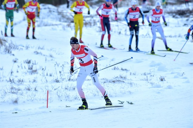 Viktor Mäenpää åkte in på en 28:e plats i säsongspremiären i Visma Ski Classics.