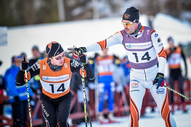 Pedersöres Tage Ray skickar iväg ankaret Kevin Sandell. Samtidigt avslutade Ray sin 40:e landskapsstafett.