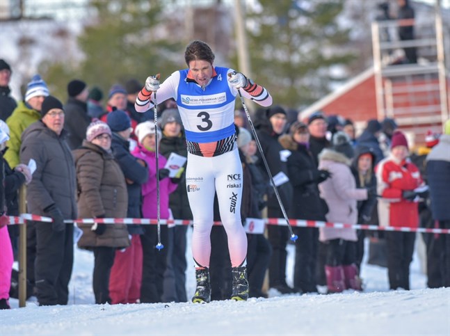 Ski Team Mäenpääs Hans Mäenpää tycker att formen varit stabilare i vinter än förra säsongen och hoppas på en placering bland de fyrtio bästa i Vasaloppet på söndag. Bilden är från landskapsstafetten i Nivala i januari.