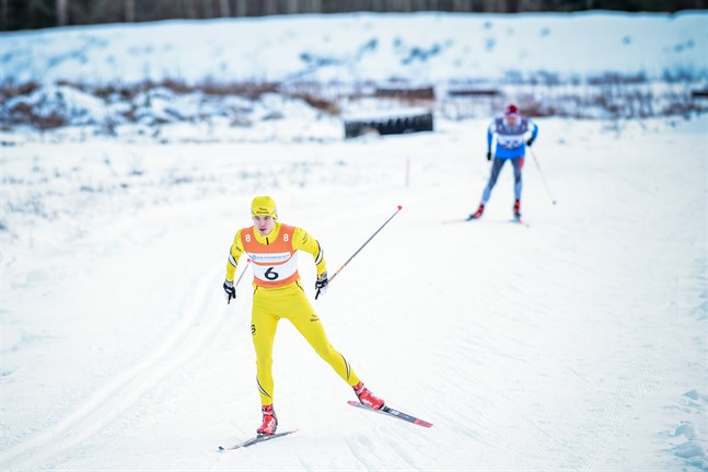 Kronobyankaret Oscar Högnabba på väg mot en tredje plats i stafetten i Nivala.