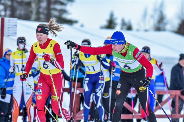 Kronobys Gustav Forsell gav över till Jennie Lindvall i landskapsstafetten i Nivala på trettondagen i januari. Det blir ingen stafett på trettondagen 2021. Nytt datum fastslogs på onsdagen.