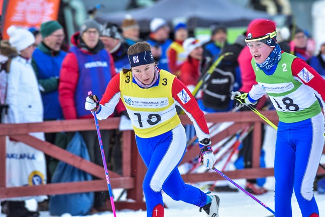 Larsmos Amanda Nyfors och Mico Sjölund växlar i landskapsstafetten i Nivala 2020. När det drar ihop sig till stafett i Kaustby nästa år måste varje kommun ha minst tre damåkare i sina lag.