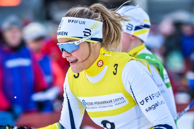 Julia Häger ser framemot att få skida FM i Vörå, sin tidigare boendeort. Bilden från landskapsstafetten i Nivala.
