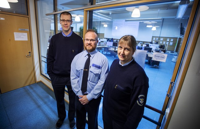Jens Perus, Jens Korpela och Annika Härmälä är nya, tvåspråkiga nödcentralsoperatörer. De hör till den nya gruppen som ska göra det enklare att få hjälp på svenska i hela landet.