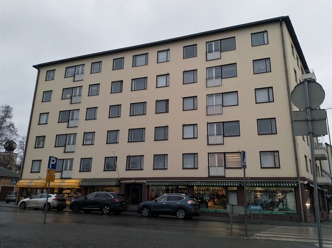Vittnet som numera är den åtalades sambo kände den åtalade mannen vid tiden för händelserna på Storgatan i oktober 2019