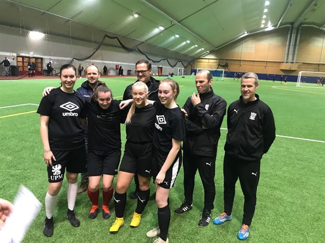Unitedordföranden Markus Gädda (andra till höger) har samlat ihop ett starkt garde för 2020. Andrea Ström (till vänster), Sanna Ög, B-junioren Tiia Itälehto, Heidi Granlund och bakre raden tränarna Toni Menskov, Keijo Paananen och Turo Isomaa (till höger).