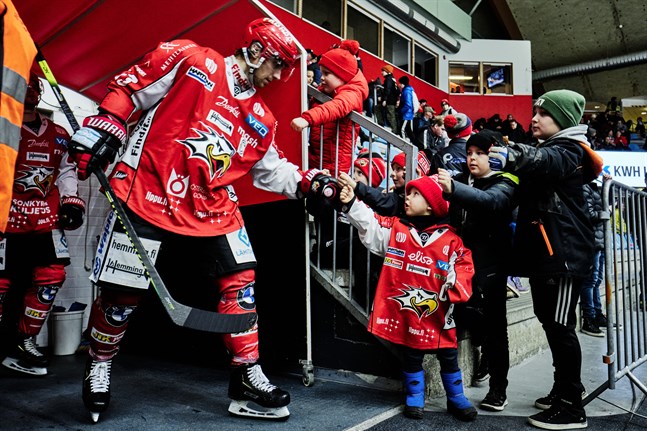 Erik Riska passar på att vara pappaledig under våren.