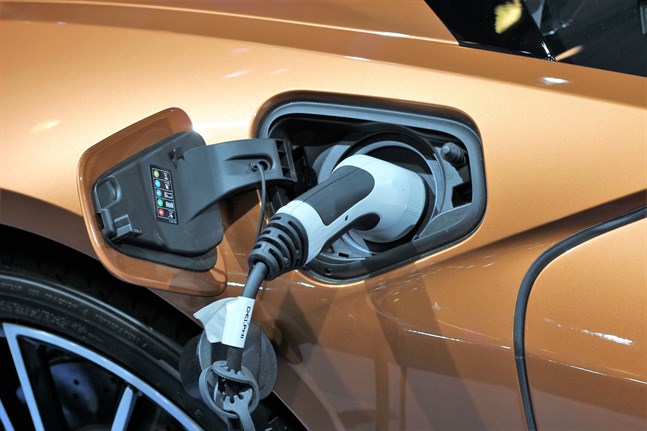Allt fler finländska bilister väljer alternativa personbilar som drivs av el, gas eller hybridteknik.