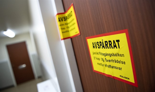 En man misstänks ha legat död i sin lägenhet i Stockholm i tre år.