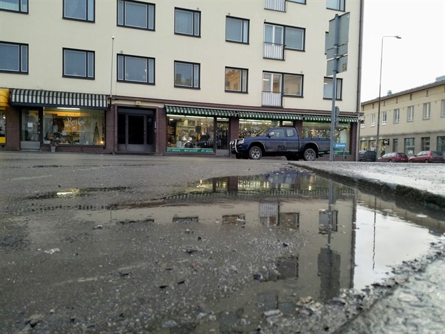 Här i huset på Storgatan sköts en ung kvinna ihjäl i oktober.