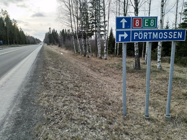 Riksåttan går över flera grundvattenområden i Sydösterbotten och halkbekämpningen utgör en risk för vattenkvaliteten. Här på en sträcka i Övermark finns kontrollbrunnar i diket så att man kan kontrollera vad som tränger ner i marken.