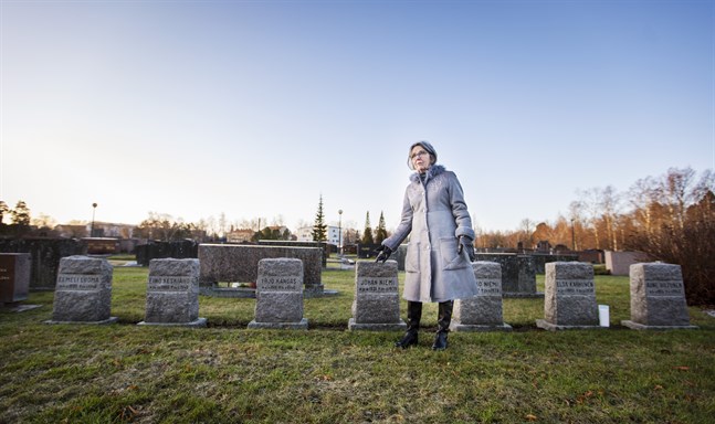 Barbro Nedermo vid gravarna där sju offer för bombningarna av Vasa vilar. Tre av dem som vilar här omkom i samband med den svarta söndagen den 14 januari 1940.