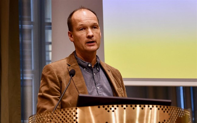 Om en förälder dör så stiger dödsrisken för barnet mer bland svenskspråkiga än bland finskspråkiga. Det råder starkare samhörighet i svenskspråkiga familjer, säger Jan Saarela, professor i demografi med statistik.