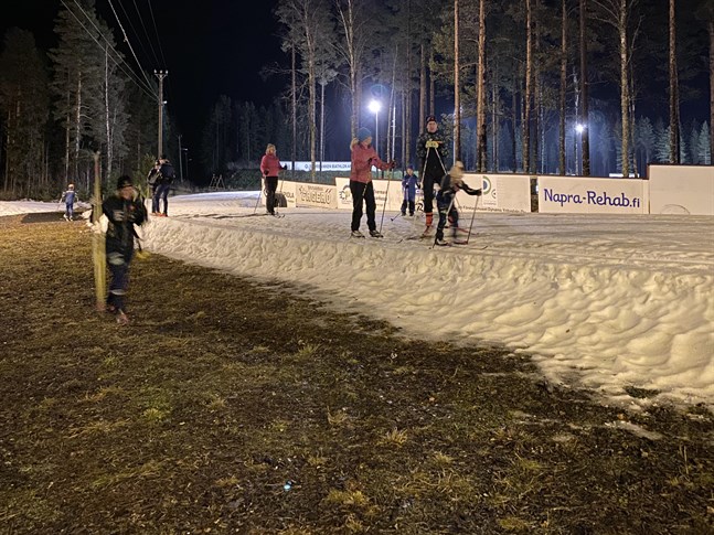 Konstsnöspåret på Vargberget har tagit rejält med stryk av vädret. I början på december, då det här fotot togs, var snötäcket ännu tjockt men det har blivit avsevärt tunnare i och med det varma vädret.