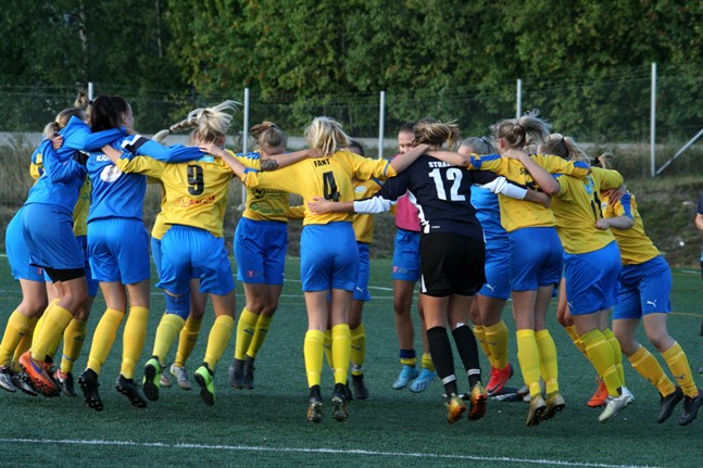 Krafts damer tog ett glädjeskutt då de firade avancemanget 2019. Både damer och herrar spelar i division 2 i år och ger hemstaden samma synlighet.