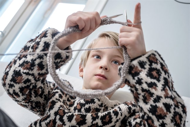 Sonny Lou Snellman har tagit sig an sin största sticksöm hittills, en tröja. Det krävs en del övning för att maskorna varken ska bli för lösa eller spända.