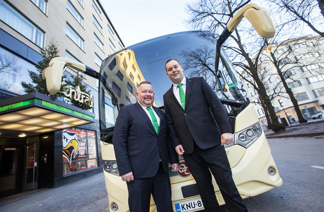 Niklas Iso-aho och Filip Hästbacka erbjuder bussresor till många olika resmål och destinationer.