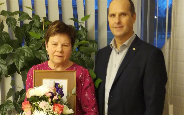 Vivan Hartvik är årets meste motionär i Korsnäs. Jan-Erik Westerdahl på den lokala banken delade ut pris.