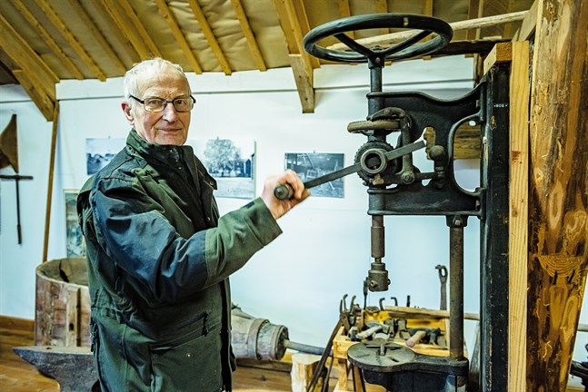 Lars Smeds har en stor del av sitt liv borrat sig ner i Socklot bys historia och frikostigt delat med sig av vad han funnit. Därför föräras han också stadens kulturpris. Det egna gårdsmuseet är familjen Smeds historiska huvudprojekt.