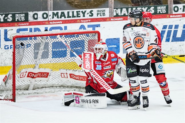 En skymd Niko Hovinen hade ingen chans att se pucken när HPK kvitterade till 1–1.