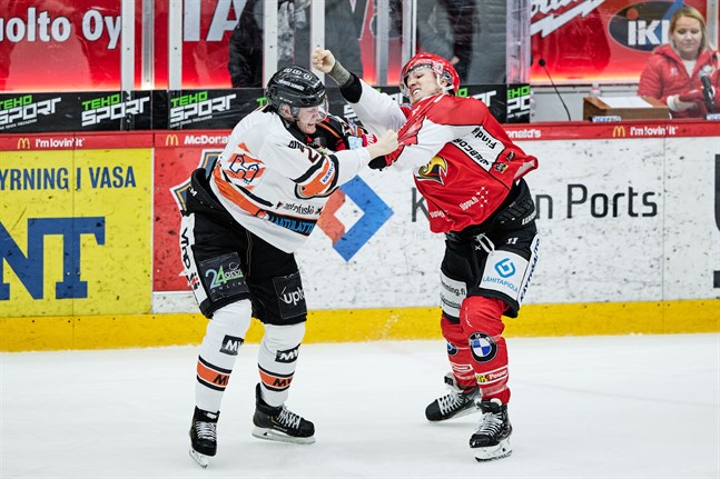 Tidigare Sport-centern Tommi Tikka rök ihop med Jared Wilson i tredje perioden.