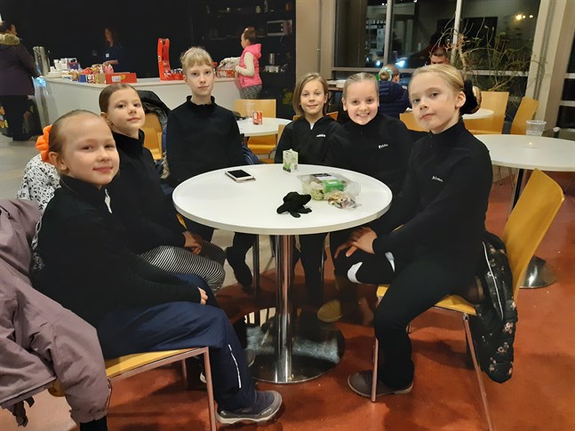 Värdföreningen Jeppis Skating deltog med 30 egna åkare. Här är några av dem. Från vänster: Sanni Tervaskangas, Isolde Jankens, Emmi Mensakov, Mica Storholm, Frida Brännbacka och Alma Ellfolk.