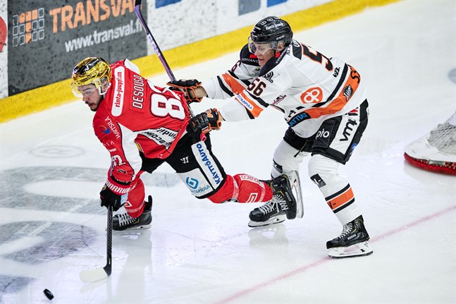 Chris DeSousa var ännu en gång en stor drivkraft i Sports anfallsspel. Här får han lite extra skjuts framåt av HPK-backen Santeri Lukka som gjorde matchens sista mål.