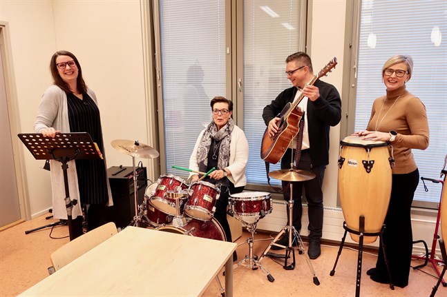 Musikpedagogen Rachele Greco testar bildningschef Carola Holm-Palonens, Wava-institutets rektor Peter Roos och barnpedagogikschefen Malin Stenmans musikaliska färdigheter.
