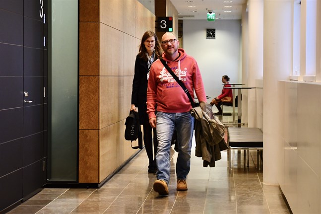 It-ingenjören och yttrandefrihetsaktivisten Kim Holviala anlände till Helsingfors hovrätt från Portugal, där han bor och jobbar.