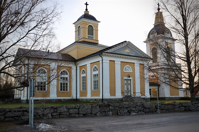 Bron längs Kyrktået, som går från Malaxvägen till kyrkan (bilden), borde enligt Christer Bogren absolut åtgärdas.