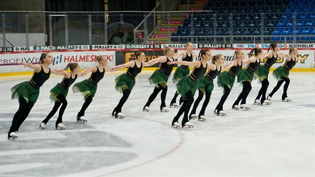 Wasa Team Skaters har fyra egna lag. På bilden framför laget Islet Seastars ett program.