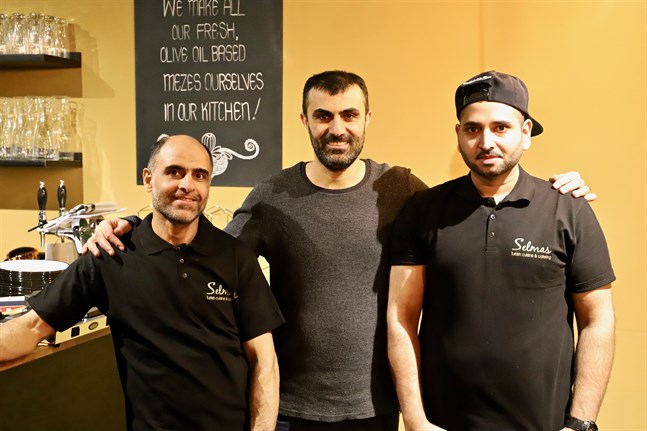 Ägaren Mehmet Bekalp och två av restaurangens kockar, Farzad Moghaddam (t.v.) och Ali Raza (t.h.).