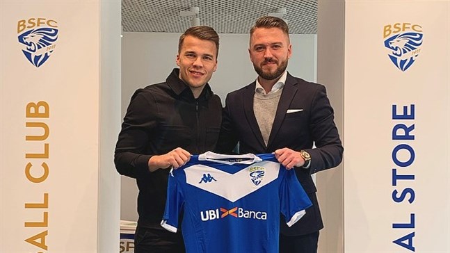 Simon Skrabb (till vänster) tillsammans med Jonathan Chalkias som jobbar för Skrabbs spelaragent Hasan Cetinkaya.