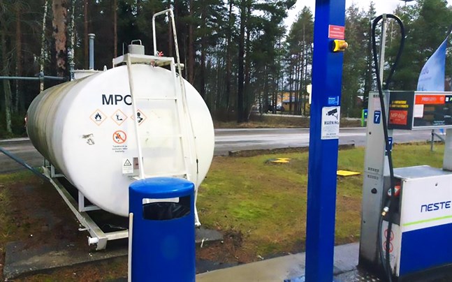 Ur den här tanken hade mer än en kubikmeter brännolja stulits.