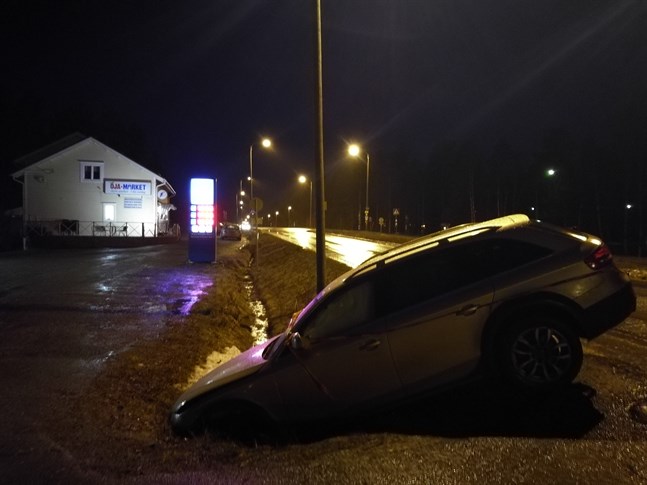 En personbil hamnade i diket vid infarten till Öja-Market på tisdagseftermiddagen.