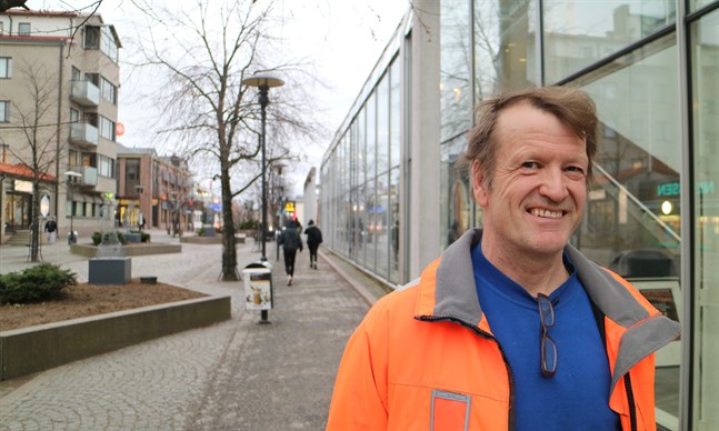 Sixten Ahlsved ställer ut på stadsbiblioteket i Karleby under januari 2020.