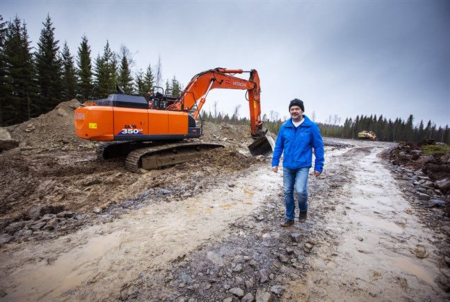 Dan Norrgård är glad över att byggandet av Storbackens vindkraftspark är i gång. I bakgrunden syns plattformen för ett vindkraftverk.