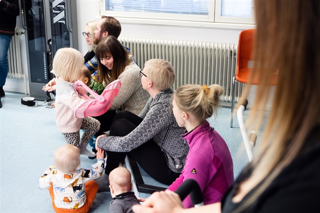 Att många i samma ålder och livsskeden hittat tillbaka till Pensala sänker tröskeln även för deras partners resa till byn. Det säger Maria Frände, en i raden av kvinnor som som hittat sin man i Pensala.