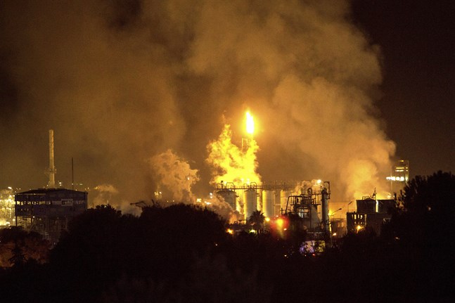 Lågor och rök stiger från den eld som orsakats av en explosion utanför Tarragona.